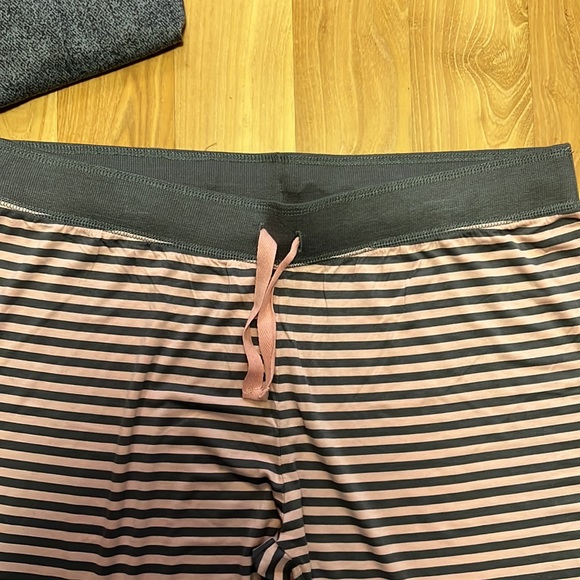 Laura Ashley pink/gray short sleeve soft cozy pj top and pj salvage brand bottom - Picture 6 of 7